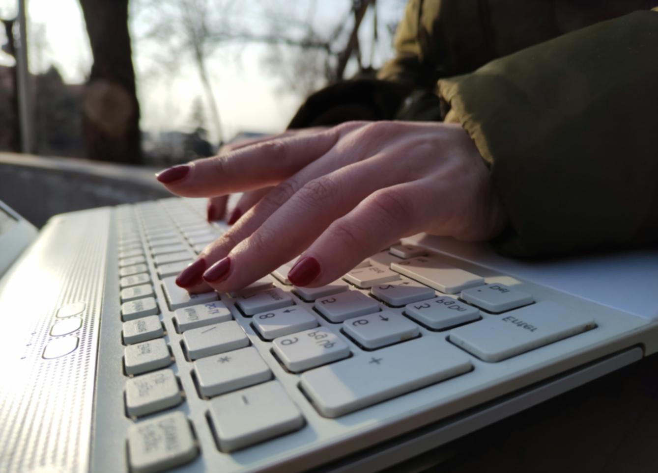 Équipe travaillant sur analyse financière collaborative