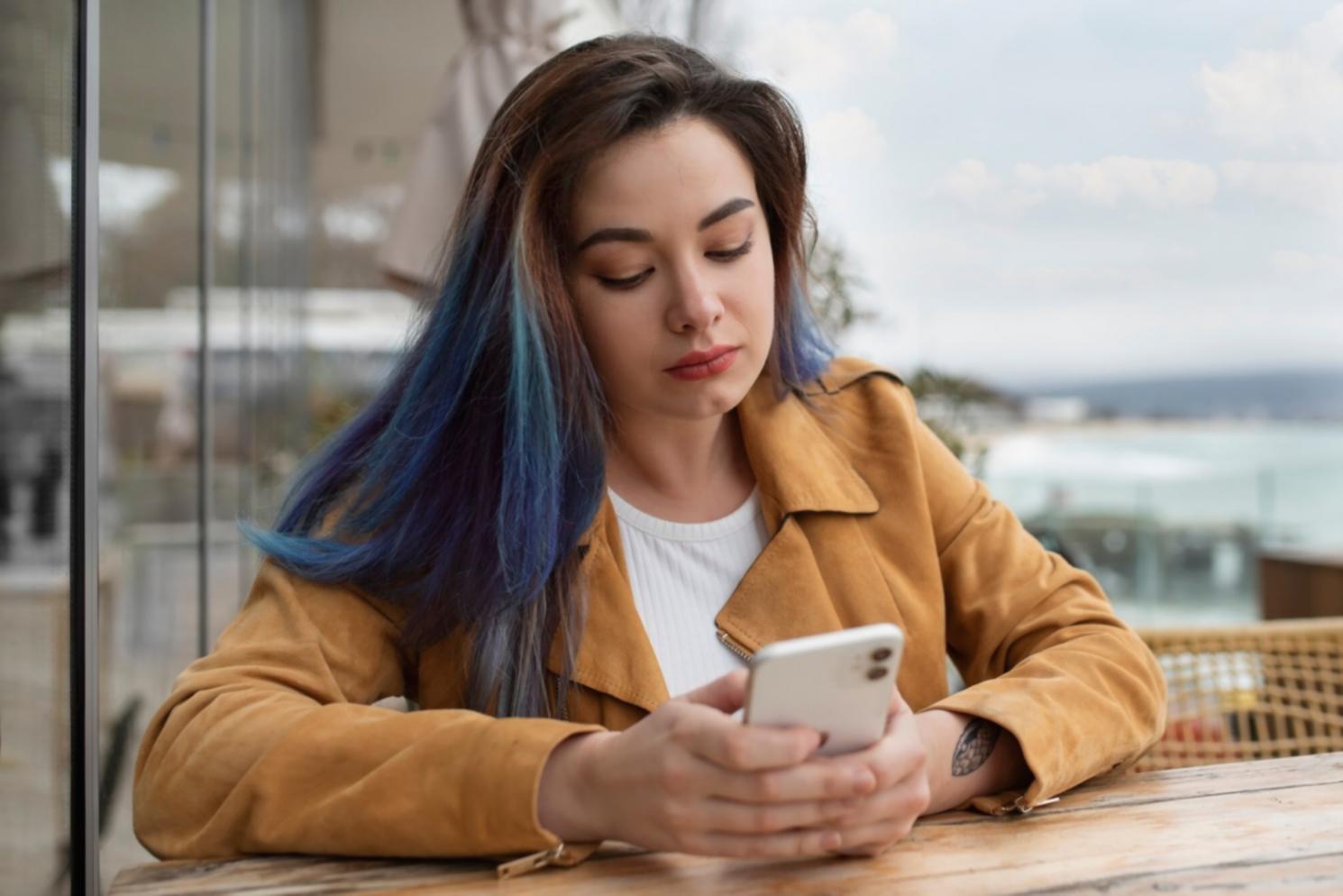 Espace de travail organisé avec documents financiers et ordinateur portable